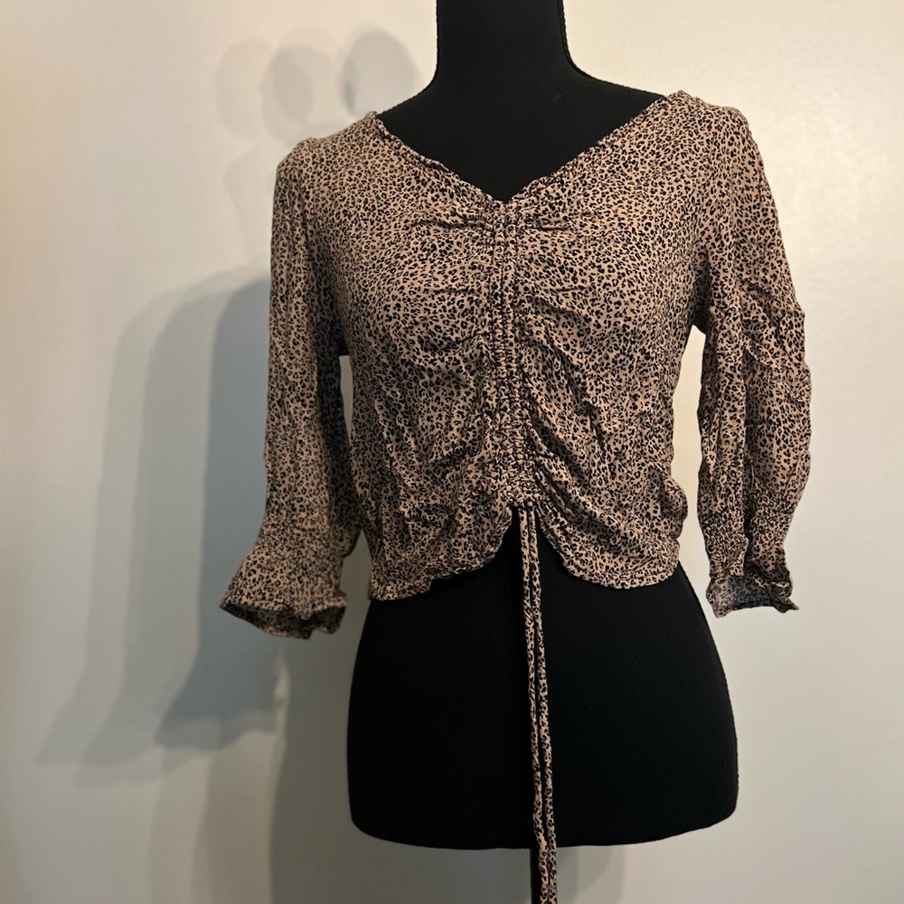 3/$15 - URBAN Romantics Brown Tan Flutter Sleeve Ruched Crop Blouse Size Medium